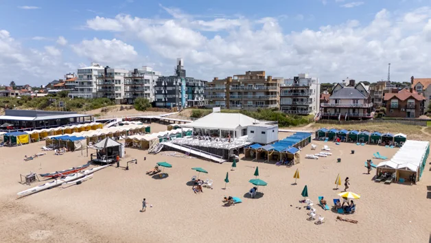 Vista aérea del parador y las carpas sobre la playa