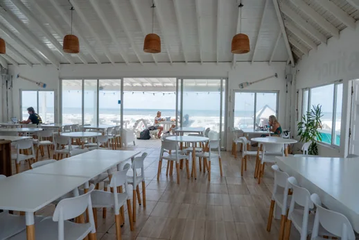 El salón del parador, con ventanales al mar