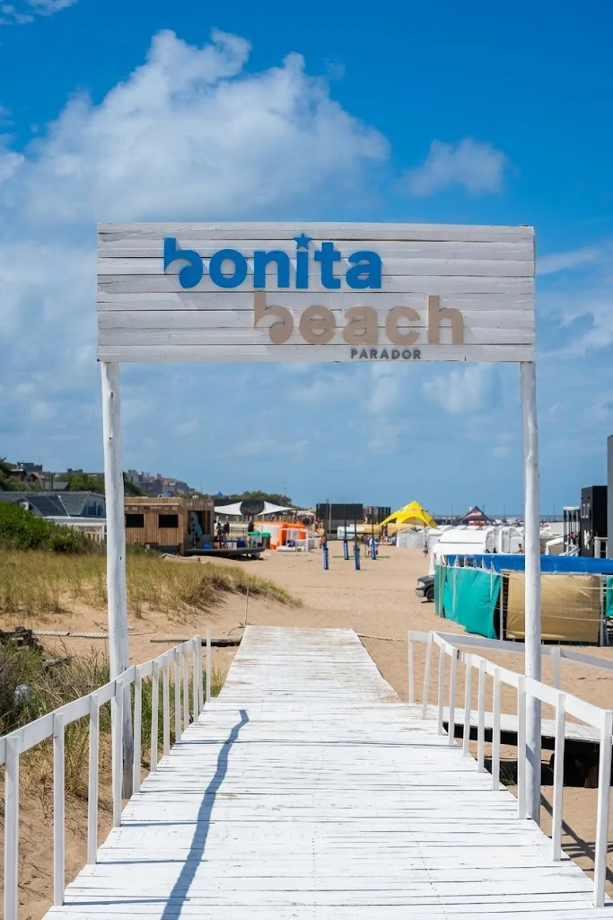 La pasarela de madera que baja a la playa, con el cartel de Bonita Beach